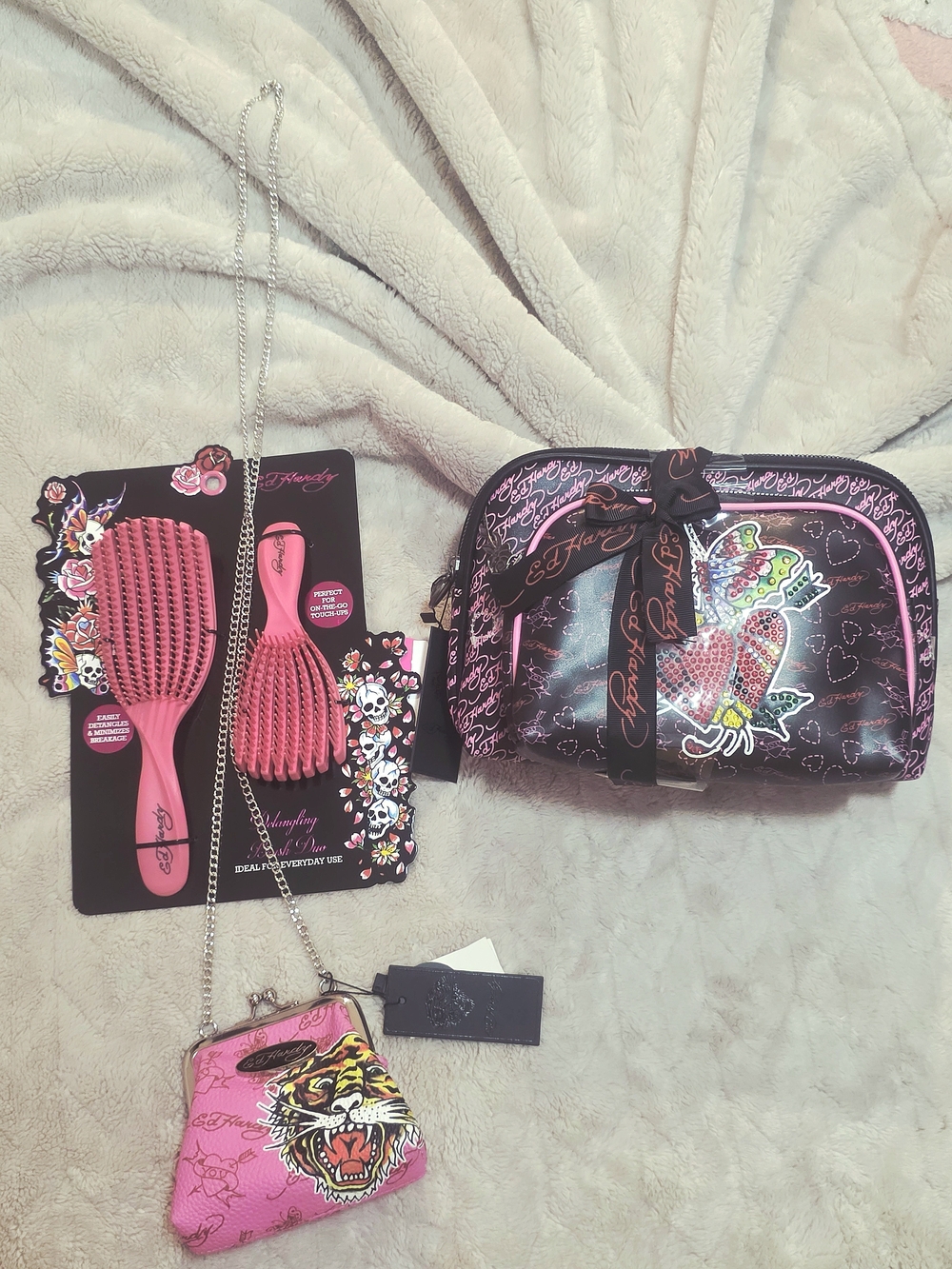 Ed Hardy Gift BUNDLE Crossbody Coinpurse with Matching Accessories